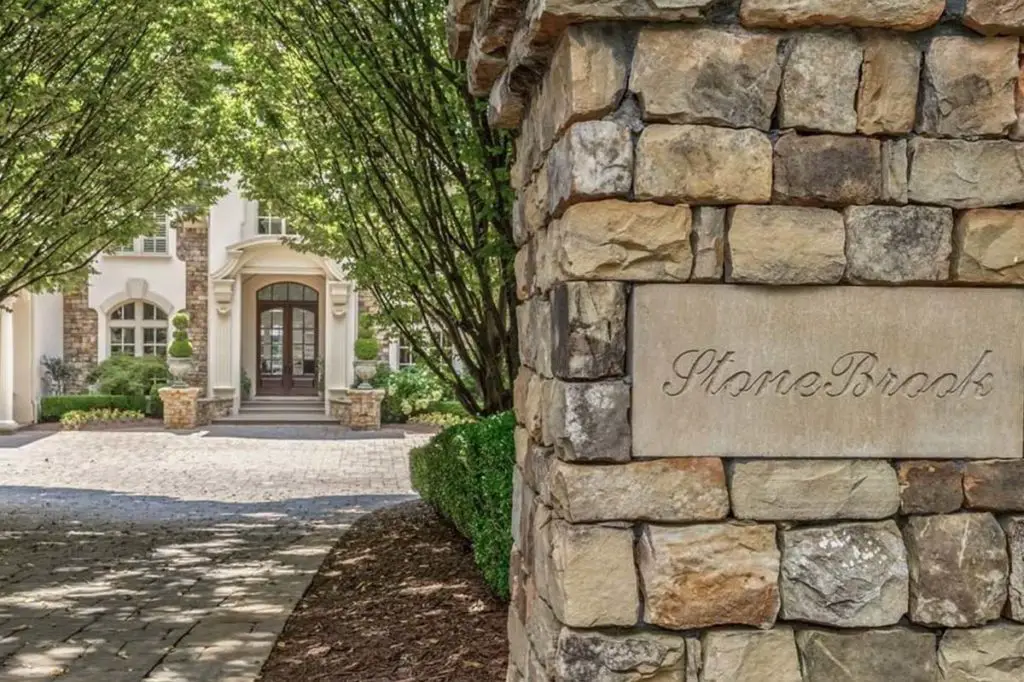 Quiet and Connected: Roswell Oasis Exudes Luxurious Country Estate